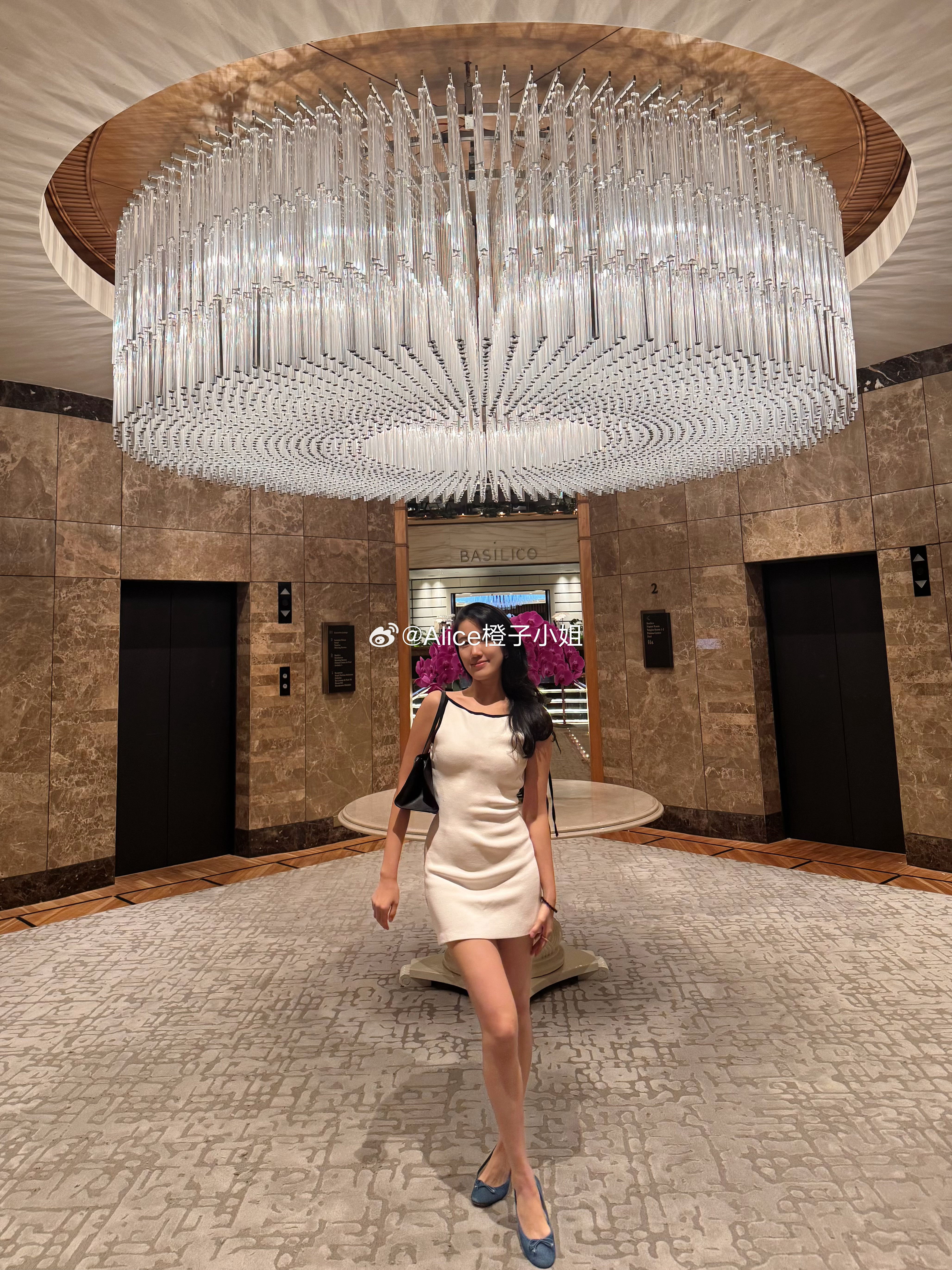 她留给你是背影。（🇸🇬康莱德好美住进建筑杂志内页的感觉hh）