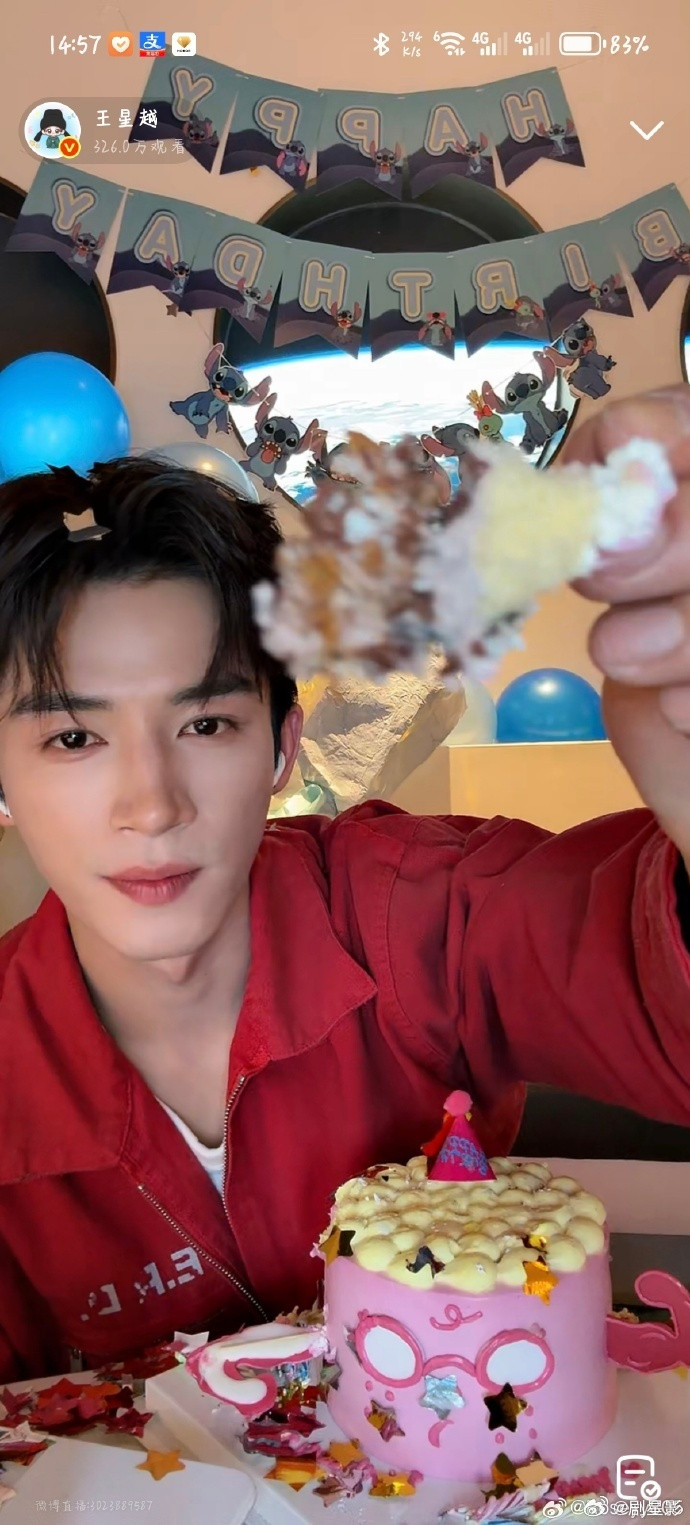 王星越连蛋糕都有肌肉还真的是没有想到王星越连蛋糕都有肌肉，看得出来，我们小孩哥