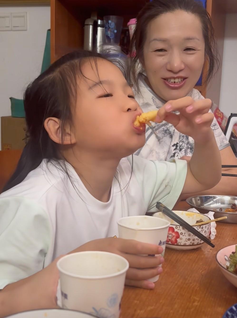 今天，谢浩男妈妈更新了视频。在视频里，谢浩男一家还有亲戚朋友在一起聚餐，谢浩男妈