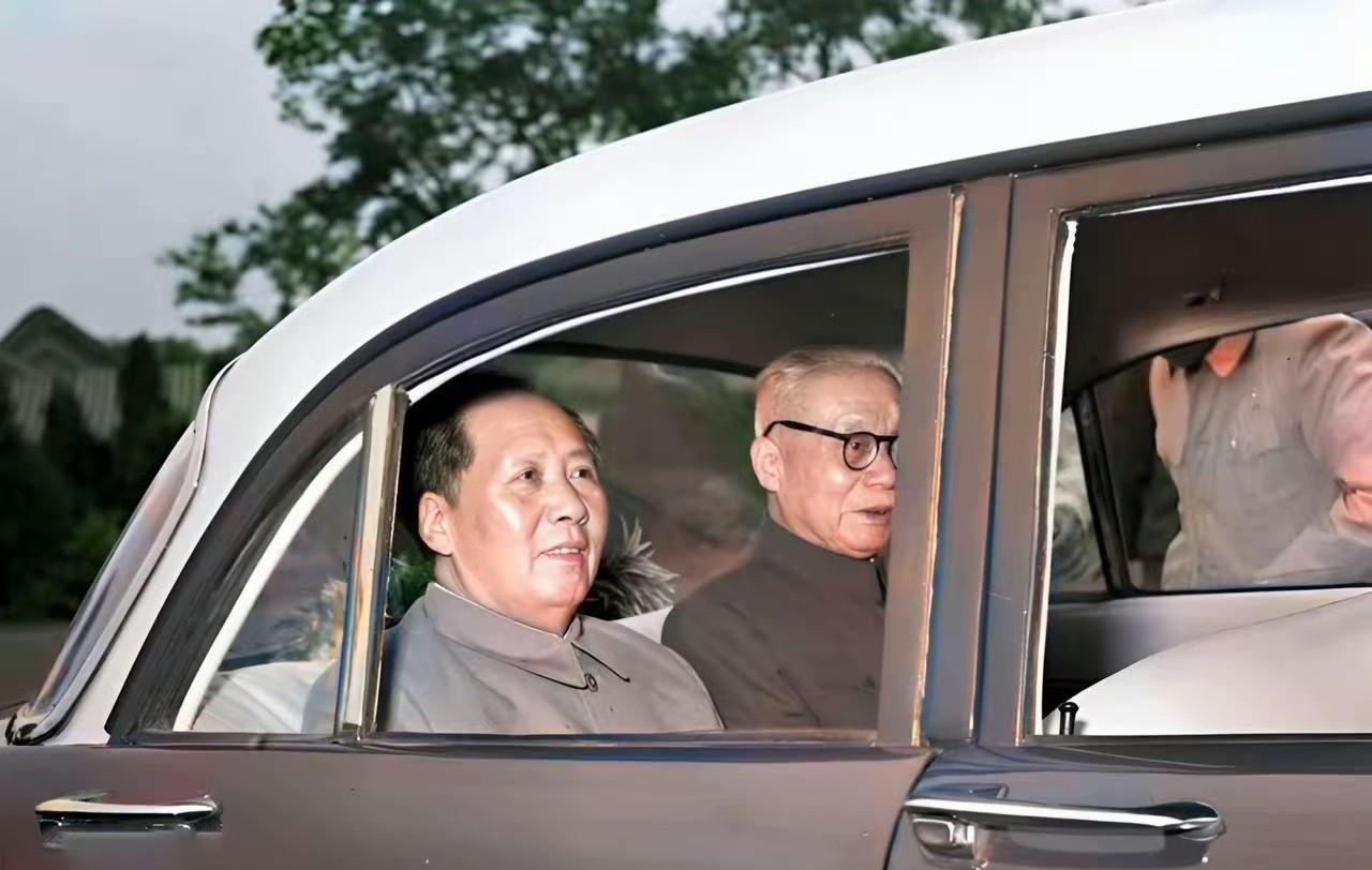1958年，毛主席试乖我国第一辆小轿车！这是在1958年春天，毛主席和开国大典的