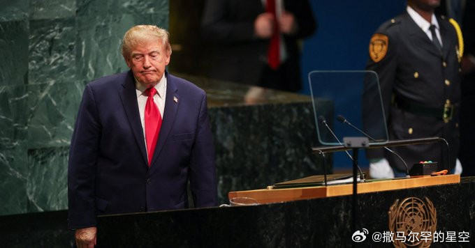 特朗普走进联合国大会，期待全场为他起立致敬，结果却迎来一片长久的沉默，沉默得在镜