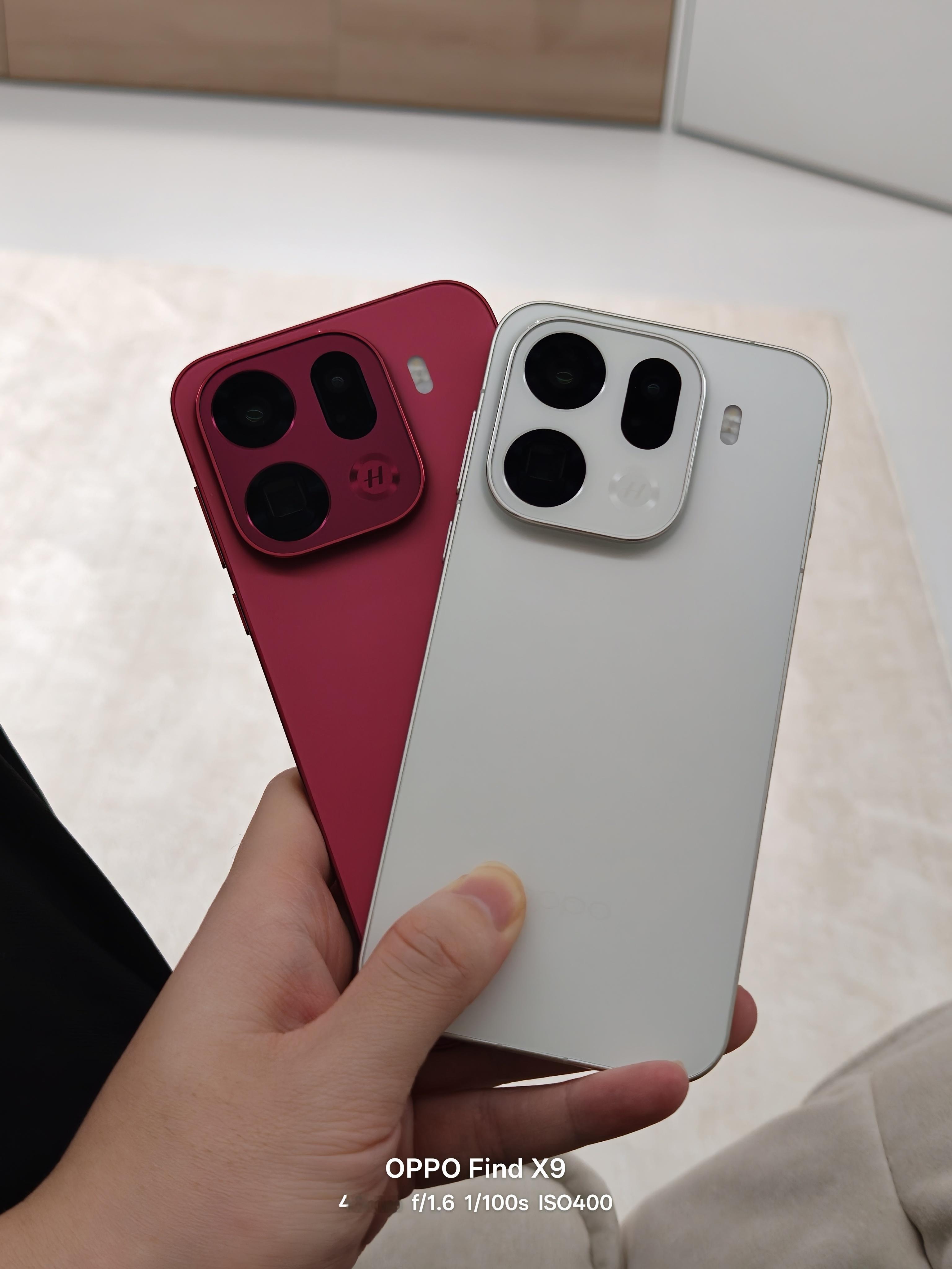 其实我也在纠结白色还是红色[笑着哭]​​​