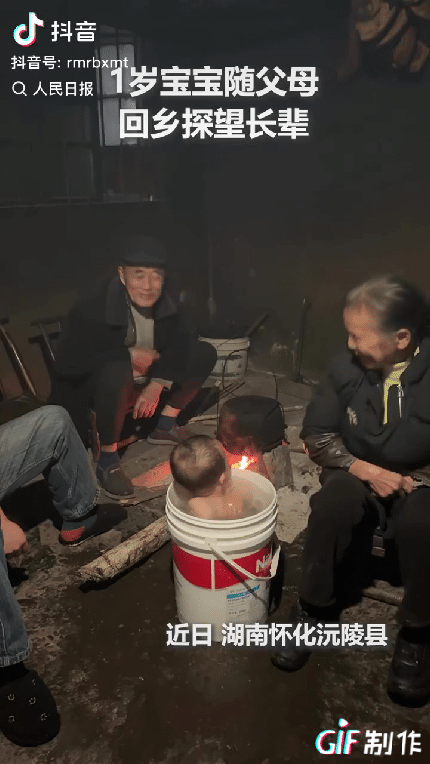 “火到人民日报了！”湖南怀化，一对年轻夫妻抱着1岁的孩子，开车三百公里回老家。没