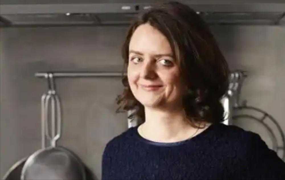 1994年，一个英国姑娘坐在成都的小馆子里，对着一碗白米饭发呆。她刚刚吃了一口鱼