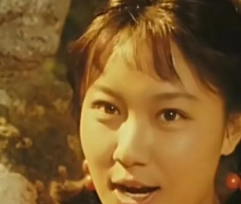 这个女演员就是你那尔那茜的妈妈，20多年前内蒙古第一届委培生，不知道什么手段进去