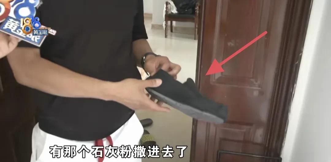 浙江杭州，男子2年前花1186元买的皮鞋，放在门外鞋架上，小区过道油漆翻新，给男