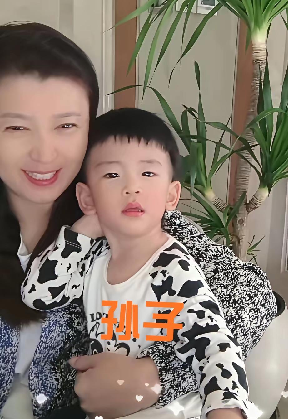 闫学晶突然“闭嘴”，才是她最聪明的选择。曾经恨不得把豪宅、奢侈品焊在热搜上的她