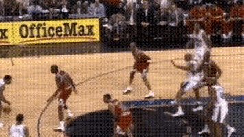 虽然这球艾弗森把乔丹过了并成就经典，但是也侧面反映乔丹的防守功力，百米10.3秒