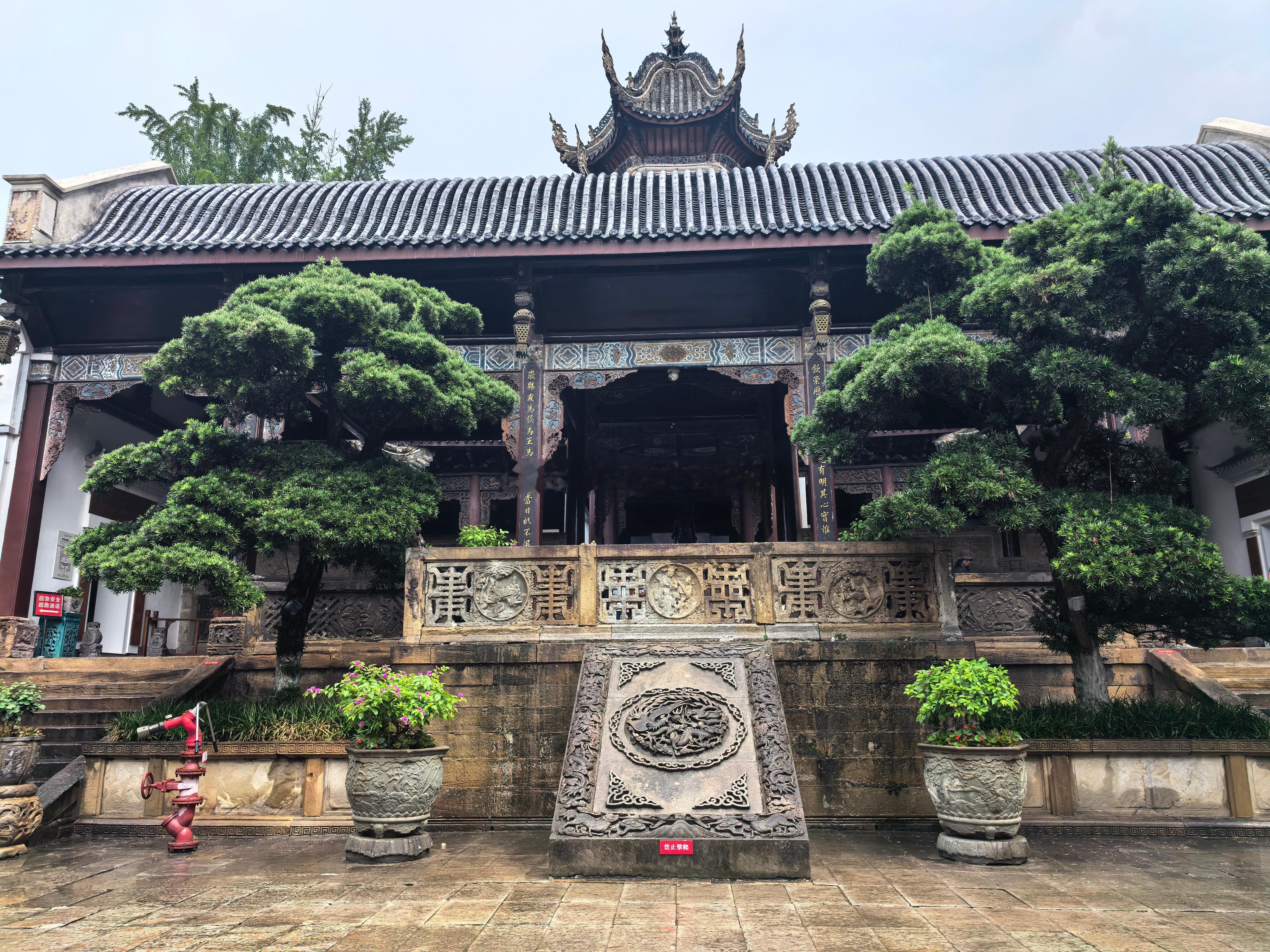 路过自贡，离天府机场很近，正好回家。自贡的盐业博物馆好美，我对造盐没兴趣，我喜欢