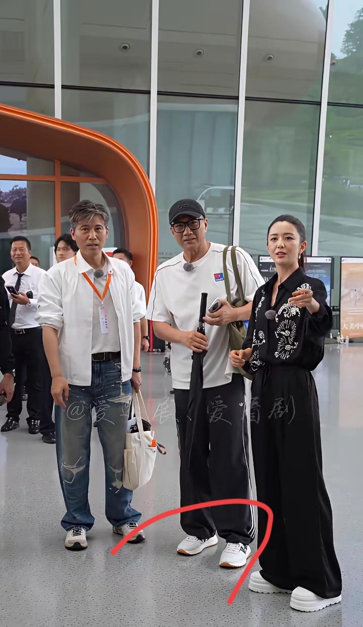 大明星胡军穿的鞋子是什么品牌？多少钱啊？真的太喜欢了！好好看好洋气！好想给老爸买