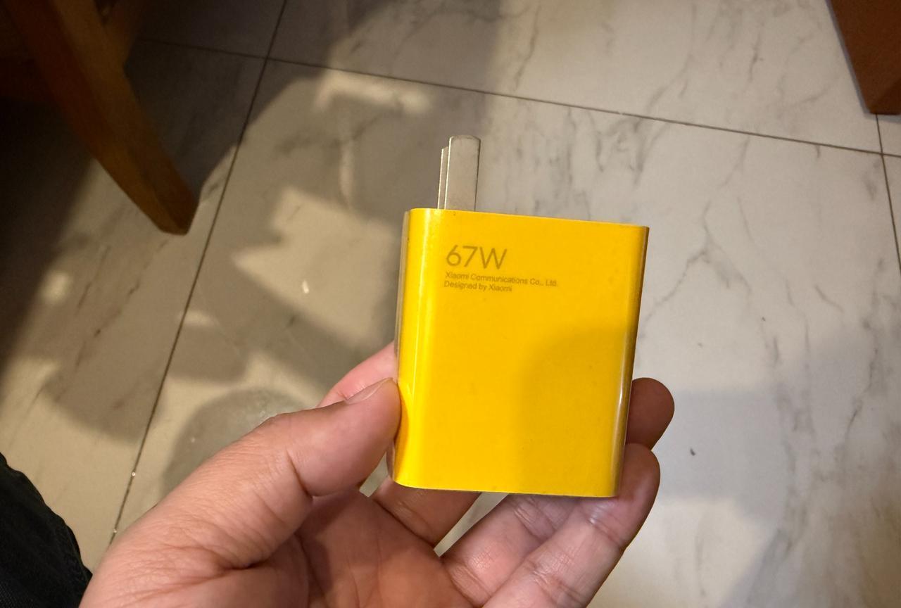朋友手机的原装充电头和充电线丢了，他非常纠结，买原装还是第三方充电器。我给他的建