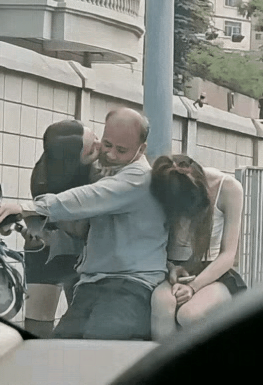 这大爷才叫坐怀不乱，让这些人再没有骗钱的市场！