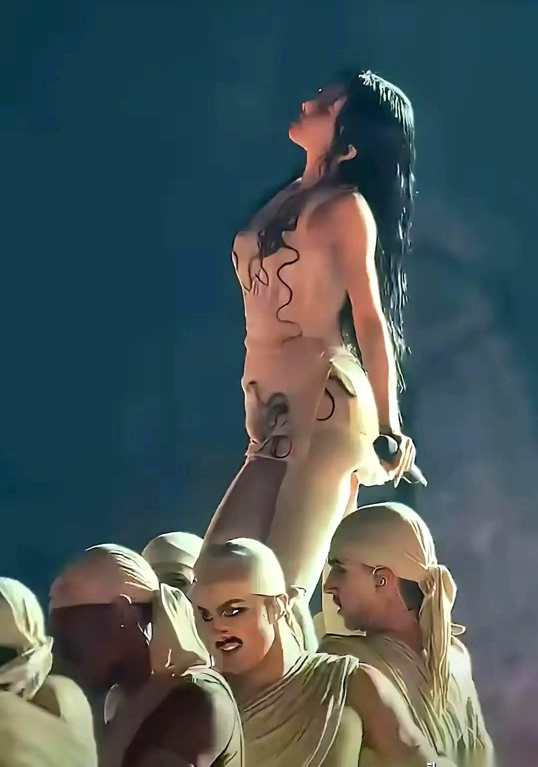 45岁的蔡依林，办的哪是演唱会啊。那是一堂公开解剖课，亲手把自己身上的“羞耻”