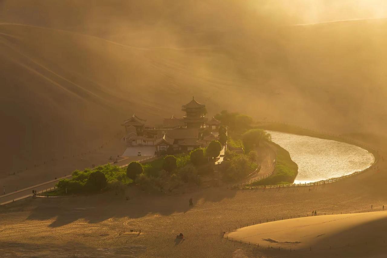 月牙泉。月牙泉夕阳下的大漠风光黄沙风光古建与沙漠
