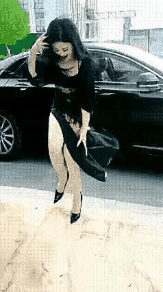 靓女们，出门要看看天气有没有大风再决定你穿什么衣服，大风天最好不要穿裙子，因为你