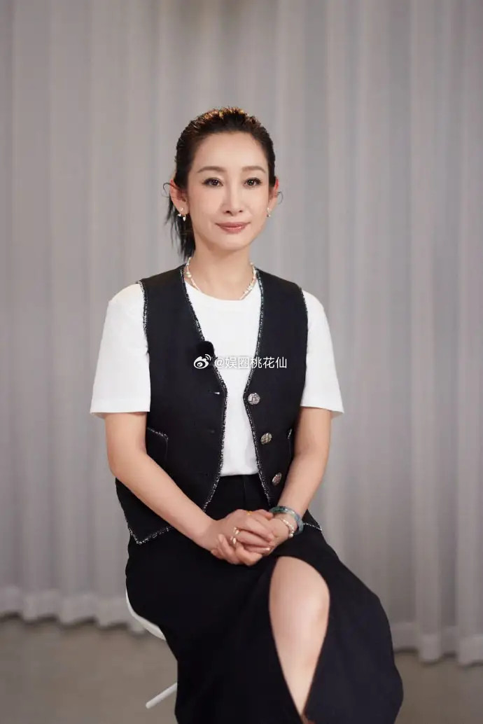 秦海璐这身黑白穿搭简约又精致！白T外搭黑背心，配同色系半裙利落大方，珍珠项链和耳