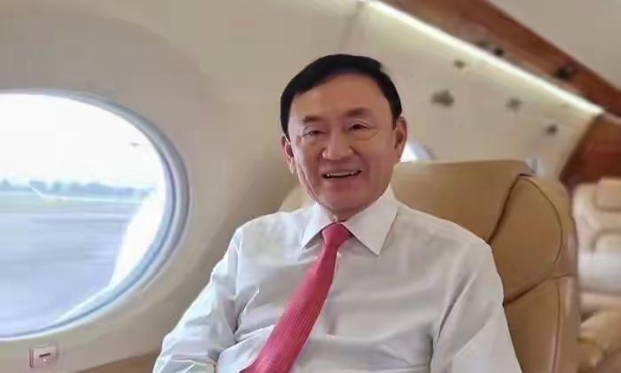 他信家族一行5人昨晚乘私人飞机飞往新加坡，更多人猜测最终的目的地可能是迪拜，有人