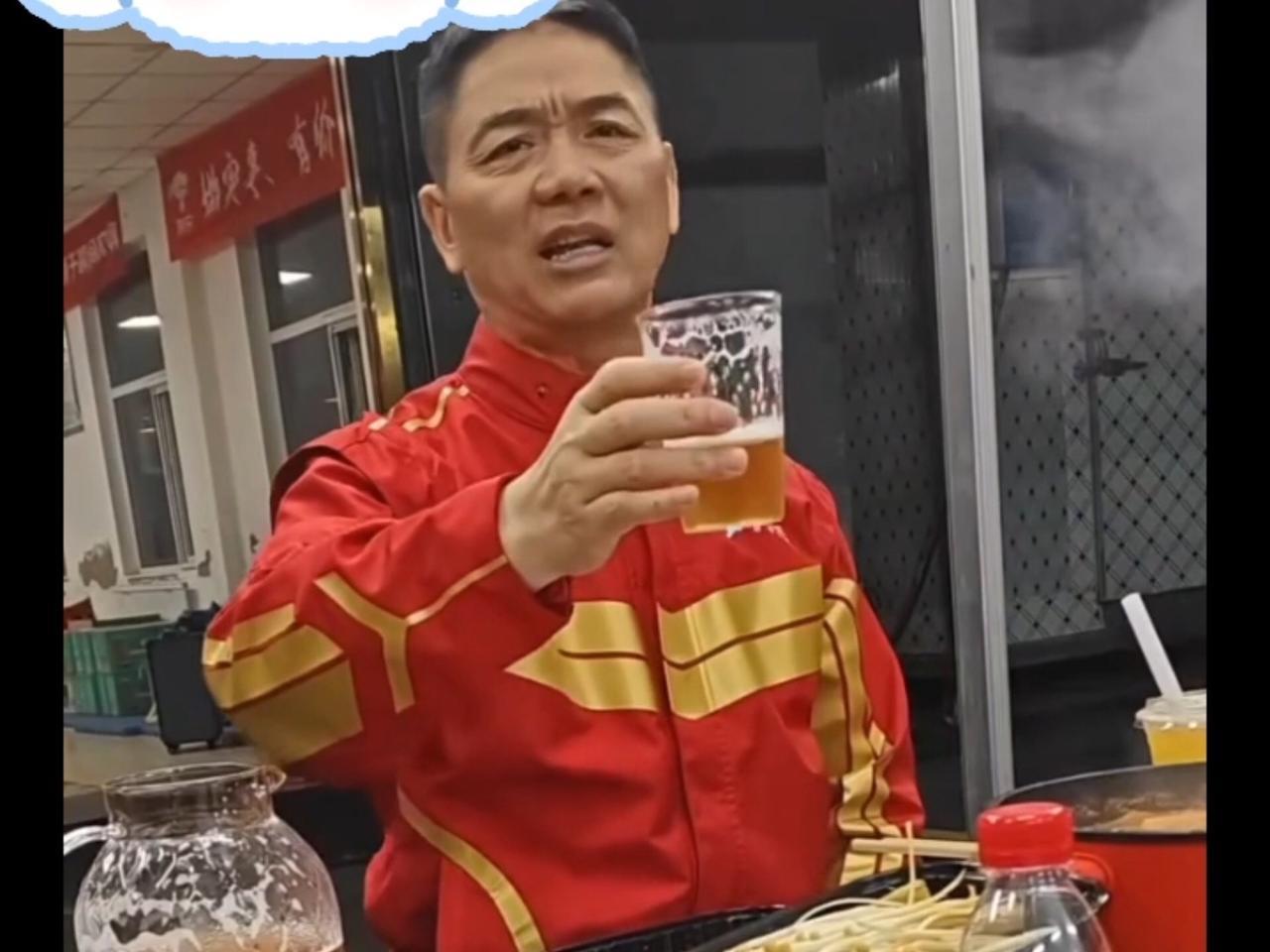 电商崛起让实体店陷入困局，不少商家却将失利归咎于外部竞争，实则忽视了自身症结。缺