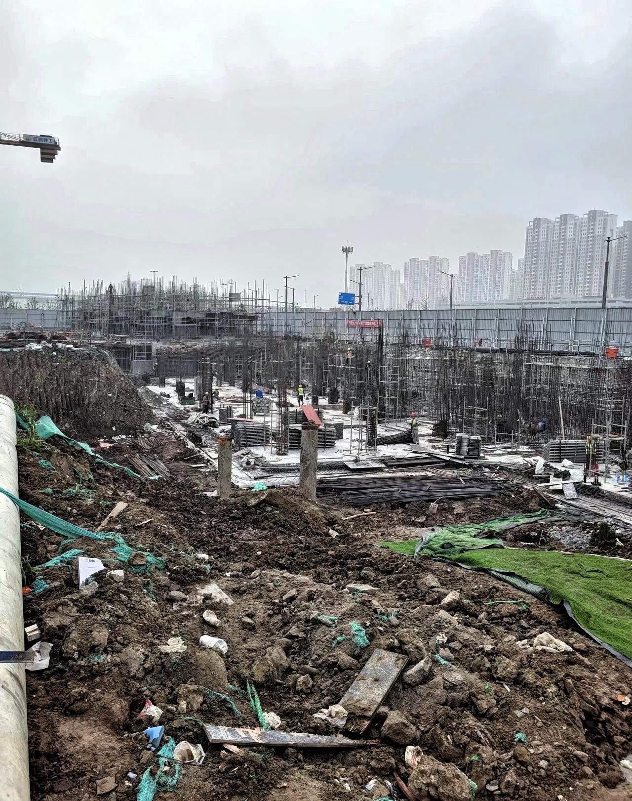 工人没戴安全帽，被罚款500第二天，工人抢项目部的饭吃工地安全一直在宣传，