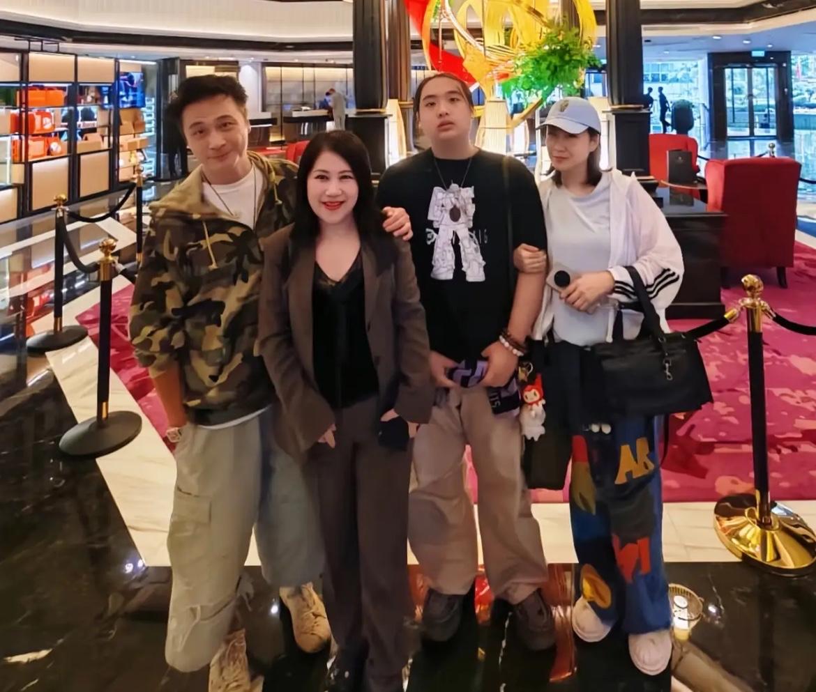 吴镇宇的一家三口，就是把温馨和幸福写在了剧本里！7月9日，网友在新加坡高档酒