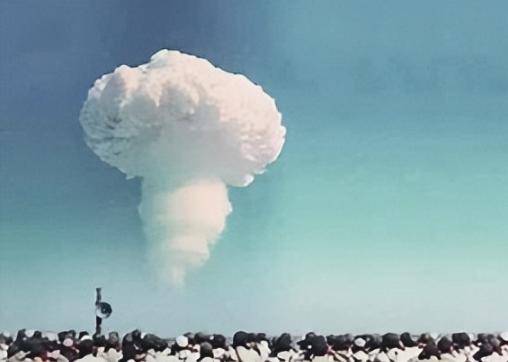 1971年12月30日，新疆上空，歼-6战机的弹舱里躺着一颗2吨重的氢弹。连