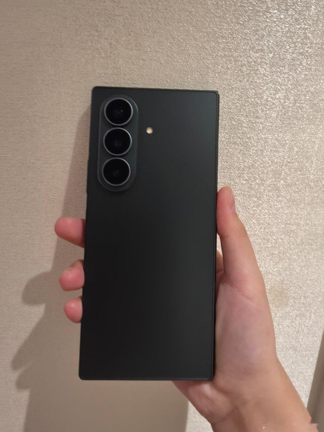 原本打算咬牙上iPhone18，刷完一堆吐槽转头入了三星Fold8Ultra。彻底打破我对折叠机厚重