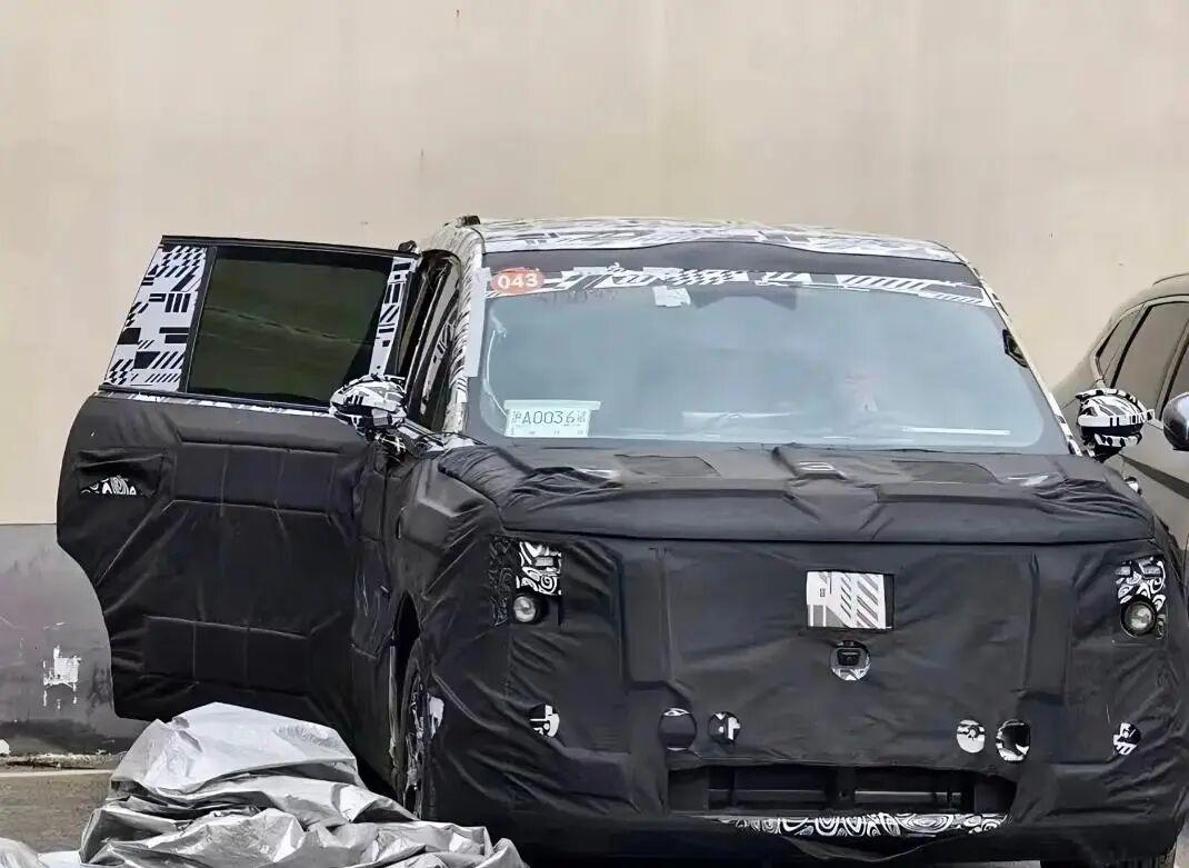 小米的第三款重磅新车终于有实锤动静了！就是传了大半年的YU9，定位大型SUV，还