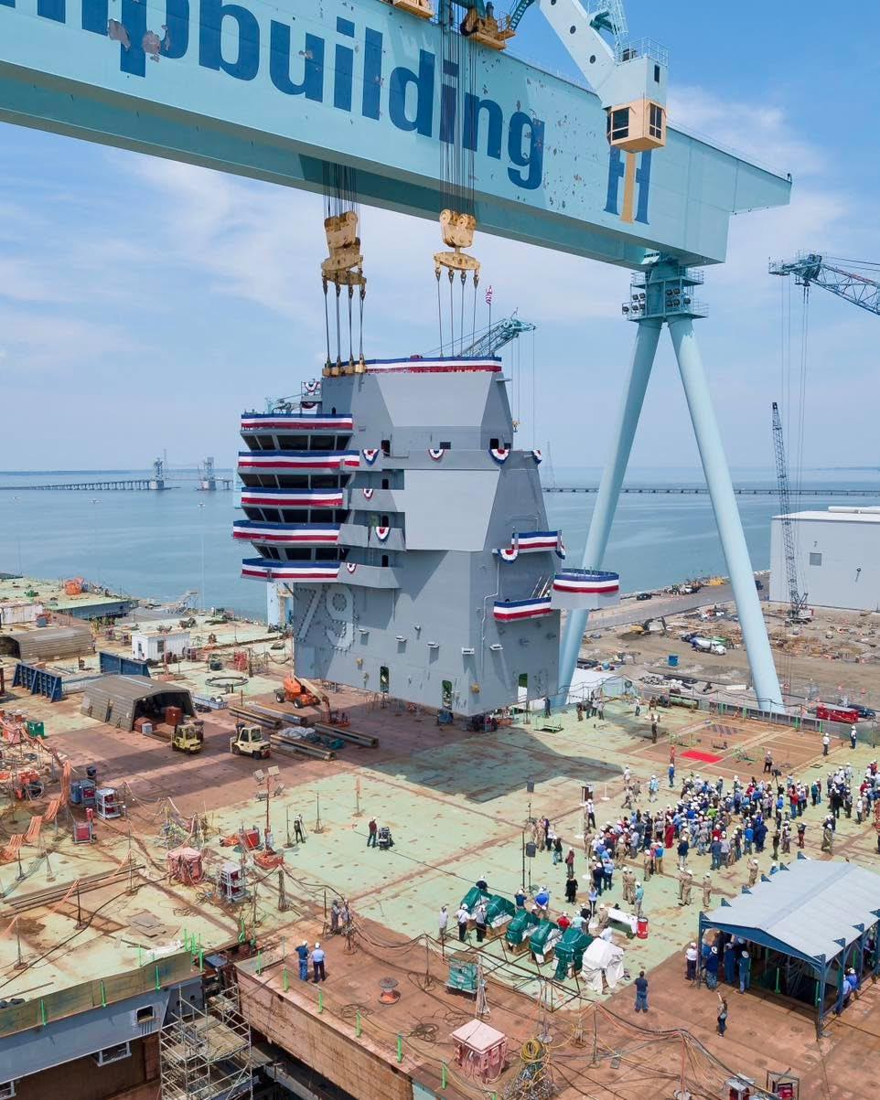 这是2019年“肯尼迪”号航空母舰吊装舰岛的场景，突然发现“肯尼迪”号从吊装舰岛