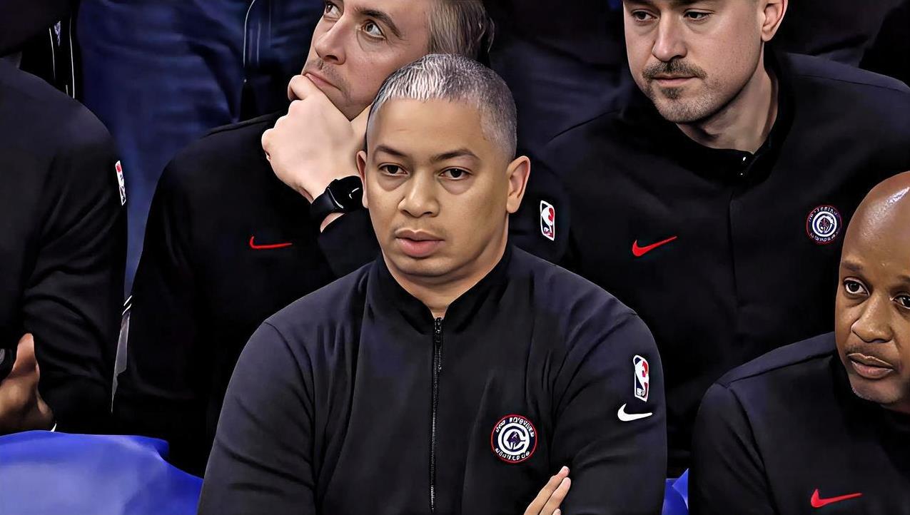 快船主帅泰伦卢无可奈何，直言小卡有所好转，但不知道他还需要多久。卢指导在今日赛