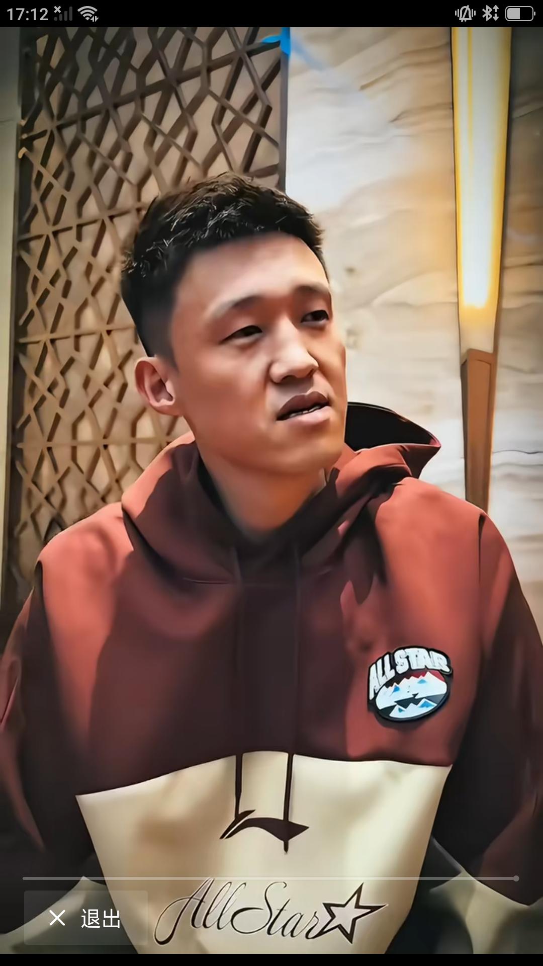 【两任队长亦师亦友，场上是对手场下是朋友，相互关心书写兄弟情义。】周鹏说:兄弟最