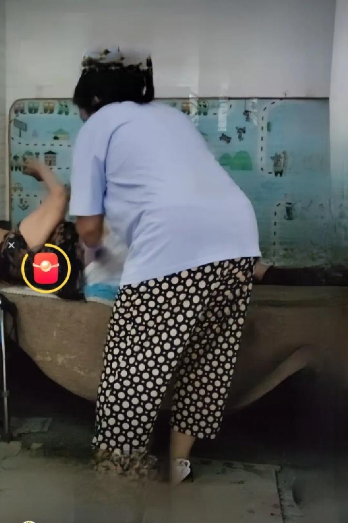 让人难受，浙江一女子给瘫痪母亲擦身时，母亲突然说："你装的真像个孝子，每天不过帮