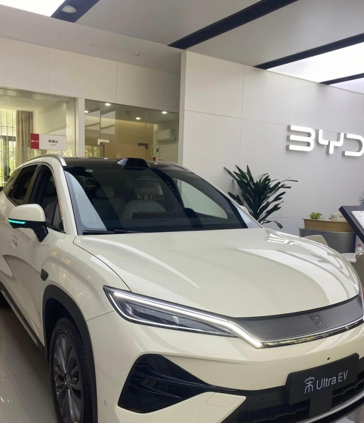 比亚迪2026开年颜值车来啦！三种颜色实拍图比亚迪宋UltraEV可以看作海豹