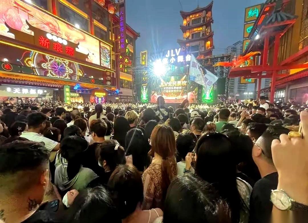 临沂街头乌泱乌泱的人头，硬生生在风里杵了三个多小时。就为了看一个被封号的网红复
