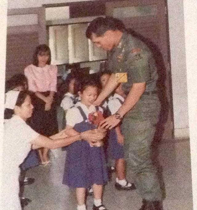 泰王的大女儿小时候还是幸福的，她妈妈离婚不离王宫，她父爱母爱都不缺。长大后的她一