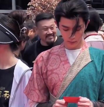 2023年的于朦胧拿着手里的开工红包反复的用手轻轻的擦拭，他的心里在想什么？被