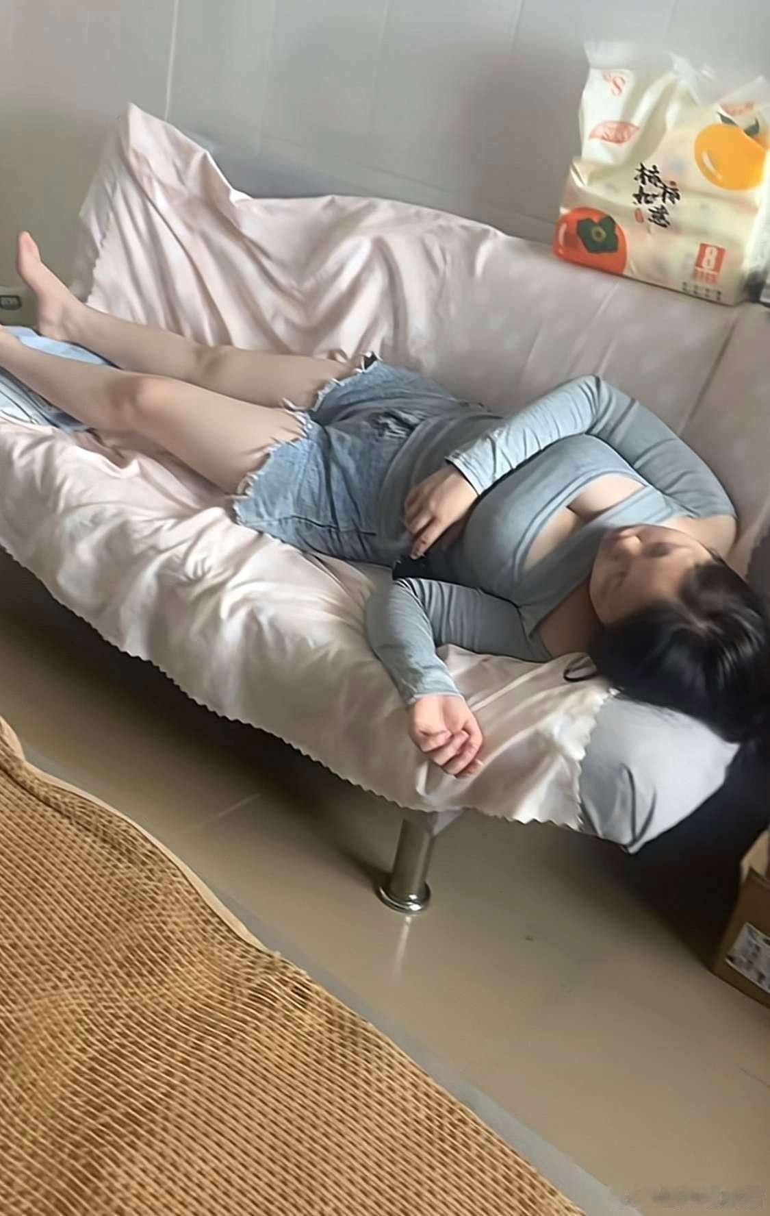 她坐8个小时的火车来找我，就让她在沙发上将就一下吧​​​