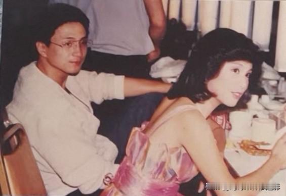 🎆永远的翁美玲👇没有聚光灯，只是剧组饭桌上的寻常瞬间。他坐在一旁，目光