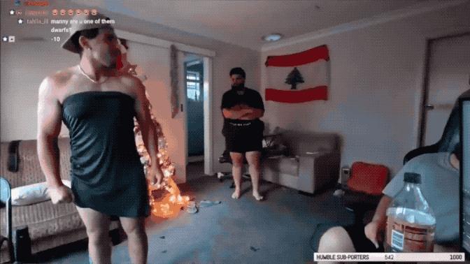 美国男网红穿女装直播吸引粉丝：被老父亲胖揍，大嘴巴子不要钱的抽！近日，美国一位网