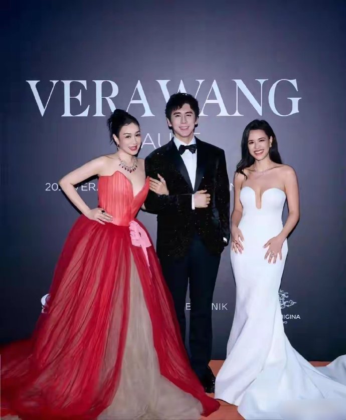 钟丽缇大女儿和继父张伦硕同游土耳其，父女同框都说像姐弟，张敏钧穿皮草神似妈妈钟丽