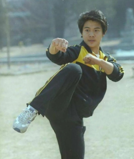 一次有媒体采访李连杰：“你现在这么有钱，为什么你的二哥李连利却住在农村，难道你就