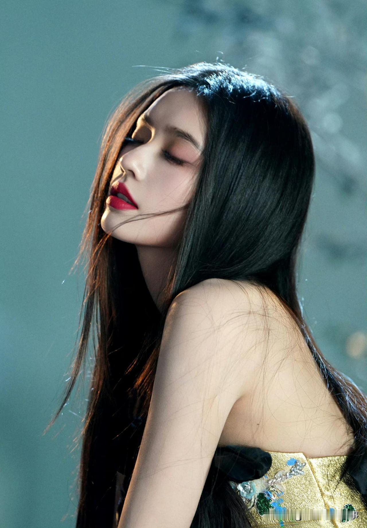 林允新造型：“破碎感”里藏着救赎林允这组写真把“救赎感”焊在了气质里：黑金