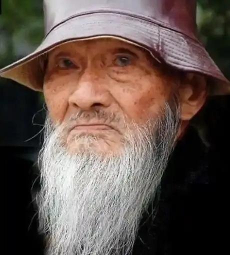 1995年，“中国长寿之王”龚来发去世，终身未娶活到133岁，匪夷所思的是，他有