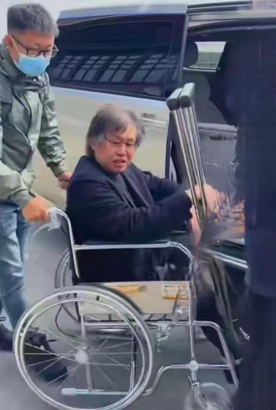 反转!郑智化这次糗大了,自己也及时道歉。“连滚带爬”仅简单四个字吐槽,引来众