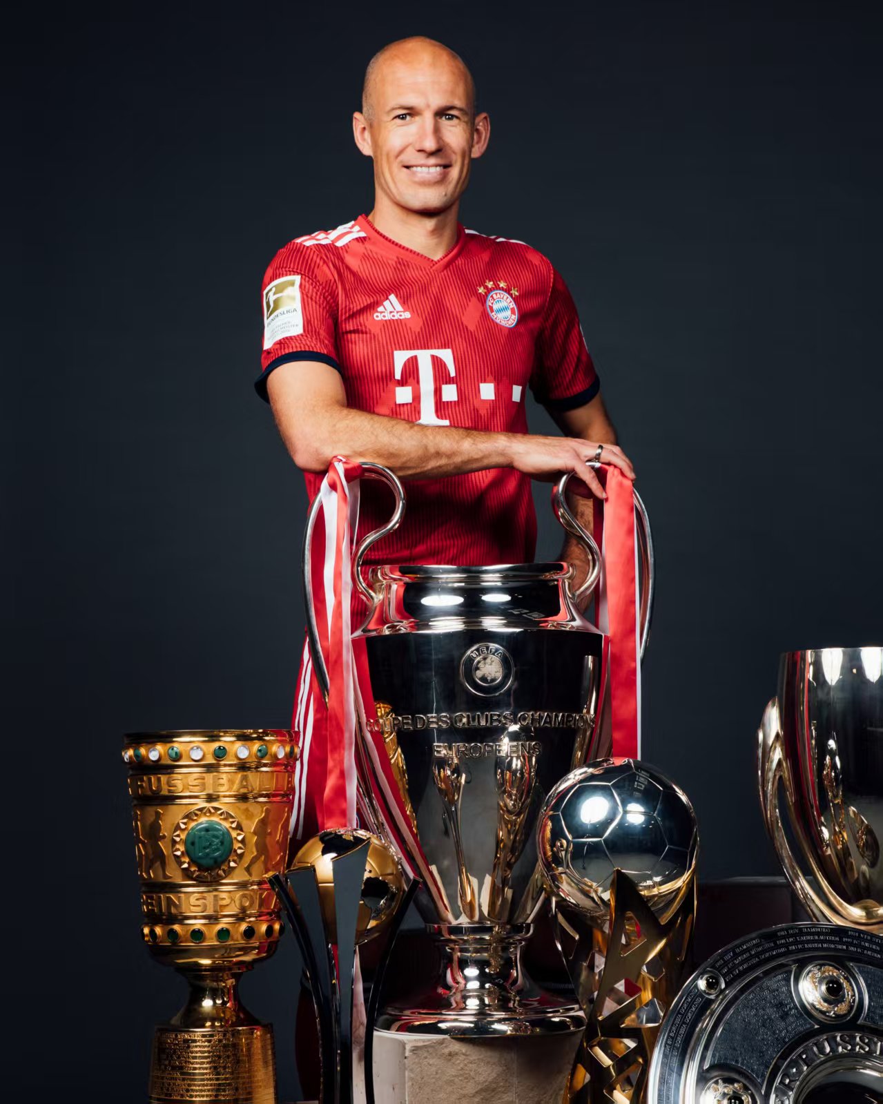 小飞侠罗本迎42岁生日, 拜仁官方发布海报祝贺其生日