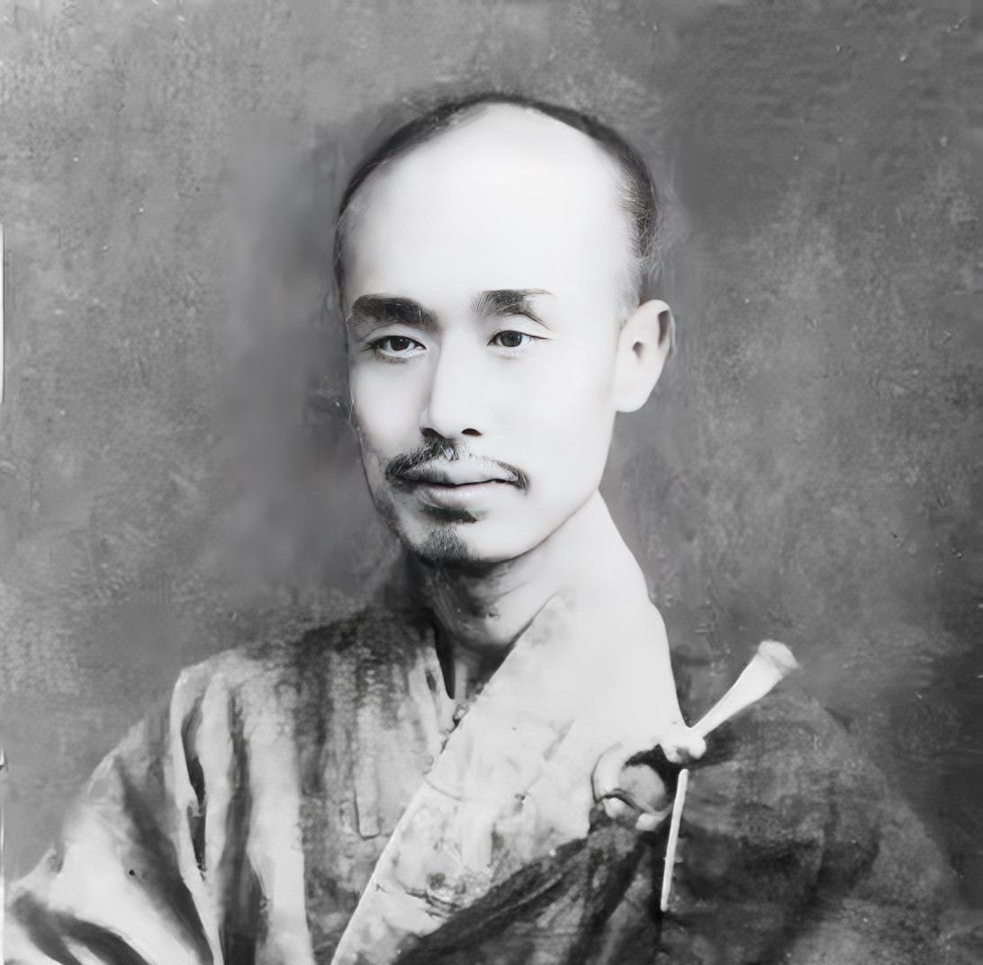 1942年，弘一法师火化时怪声频发，弟子惊恐，赶忙拉出骨灰床，谁料，竟然捡出了
