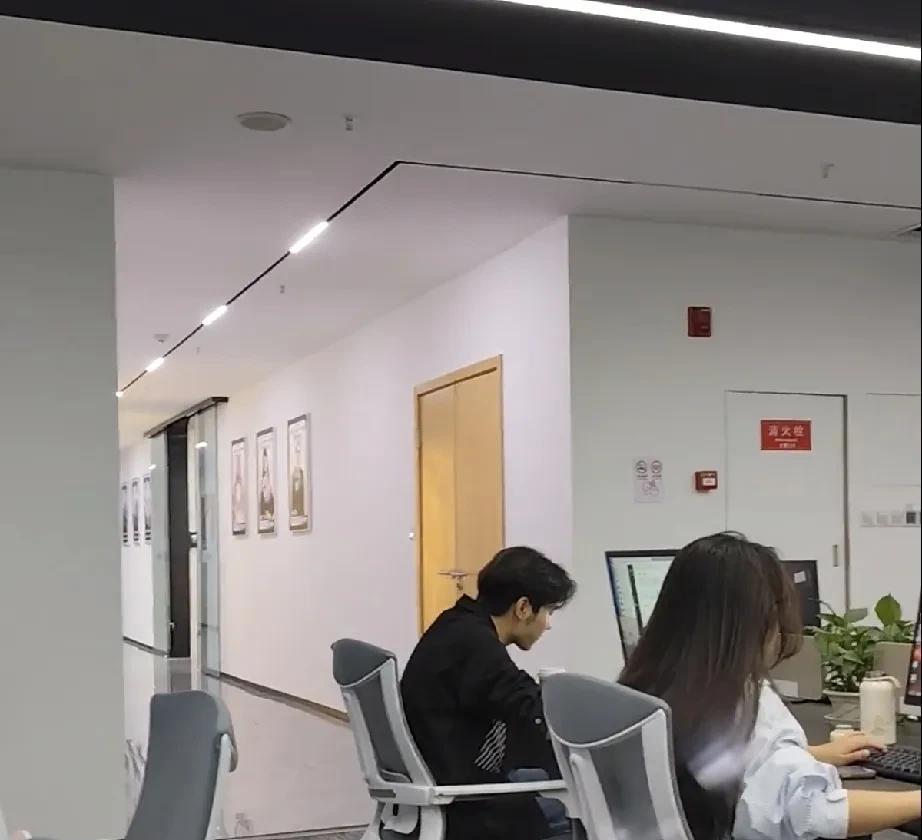 无意间瞥到了我们hr总监的半年度述职报告，在下半年规划中，有一天让人瑟瑟发抖的人