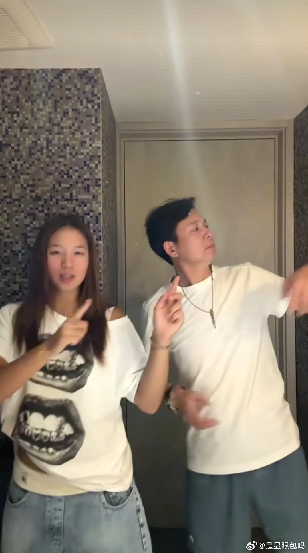 刘奕君加拿大陪妻女，与女儿一起跳舞，有种老实人豁出去的无力感！
