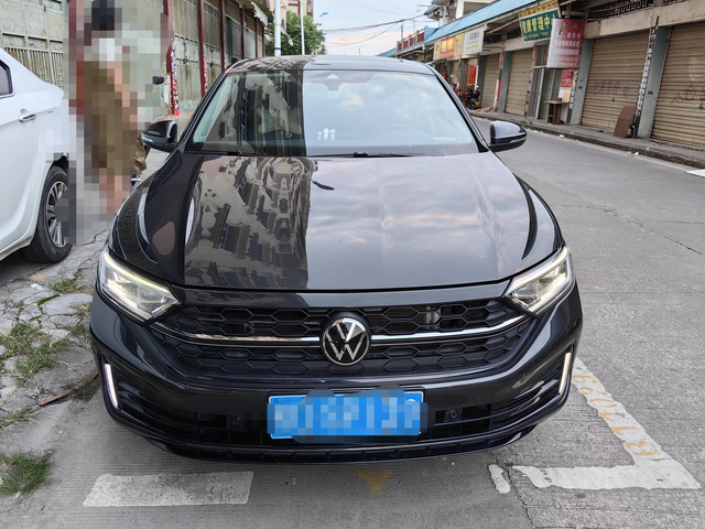 换蜂窝中网后感觉不同了感觉一体感更强了速腾由于不够宽原厂中网怪怪的不像帕萨