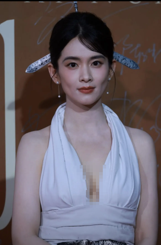 不好意思，第一眼看过去以为是个男的！她是怎么做到女装男像的，怒我直言，真的有种
