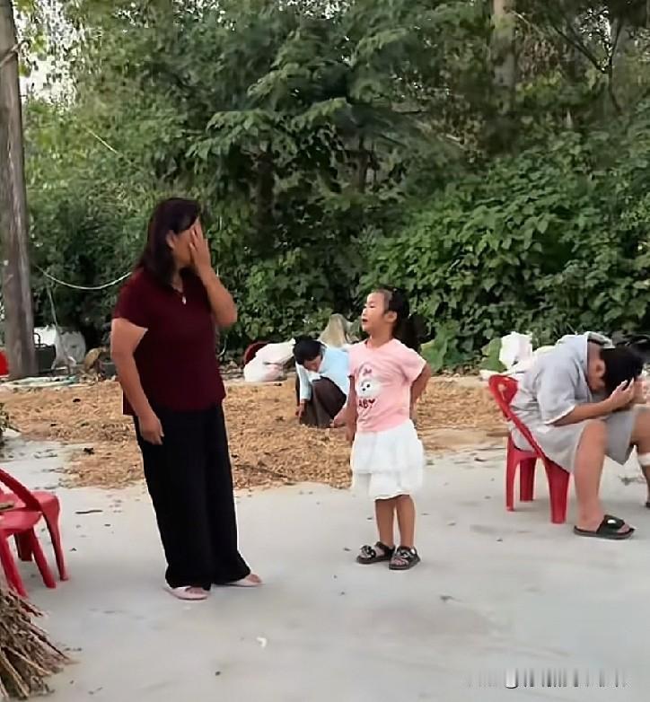 小故事！大老远的就听到老壳子和小依在吵着说话。原来老壳子的眼睛又受